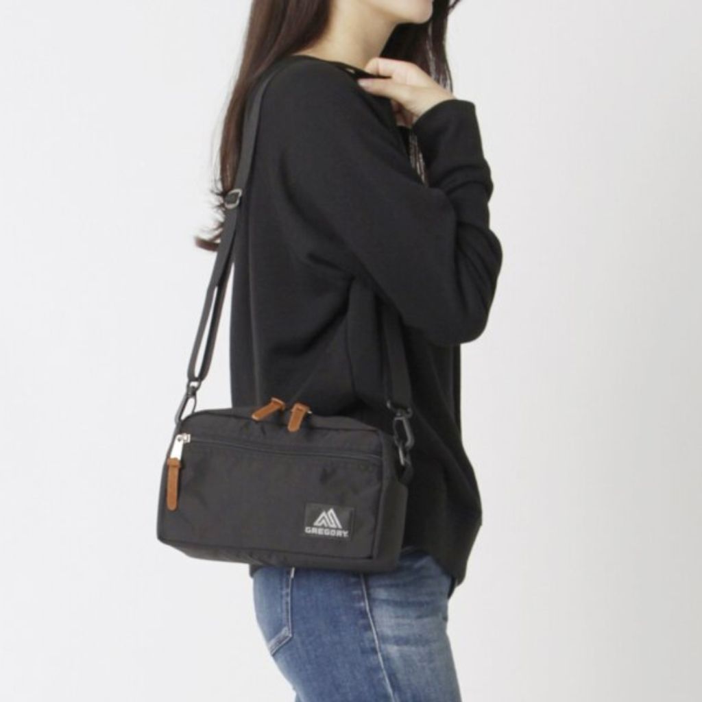 GREGORY PADDED SHOULDER POUCH M